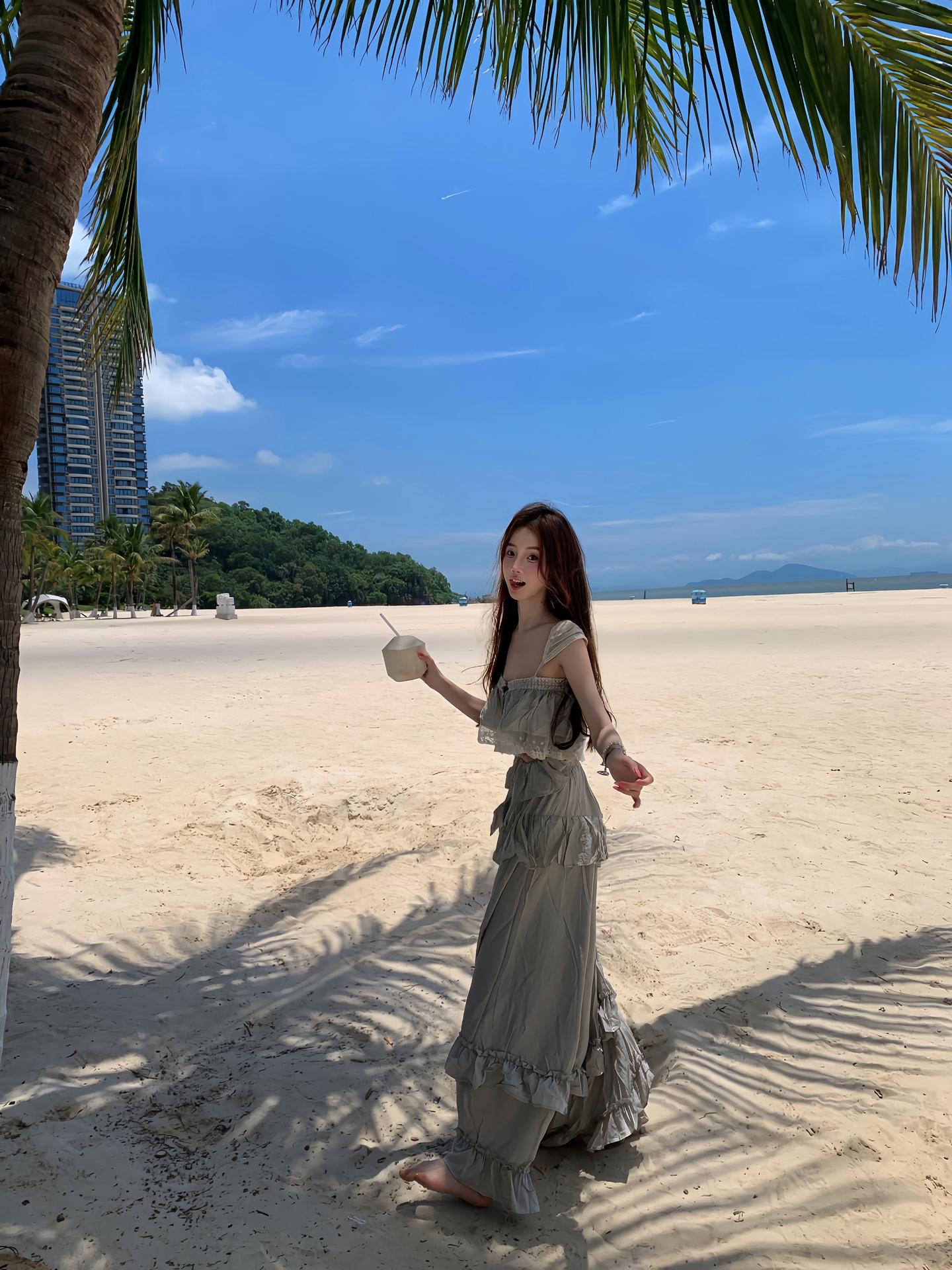 穿漂亮裙子去海边啦。