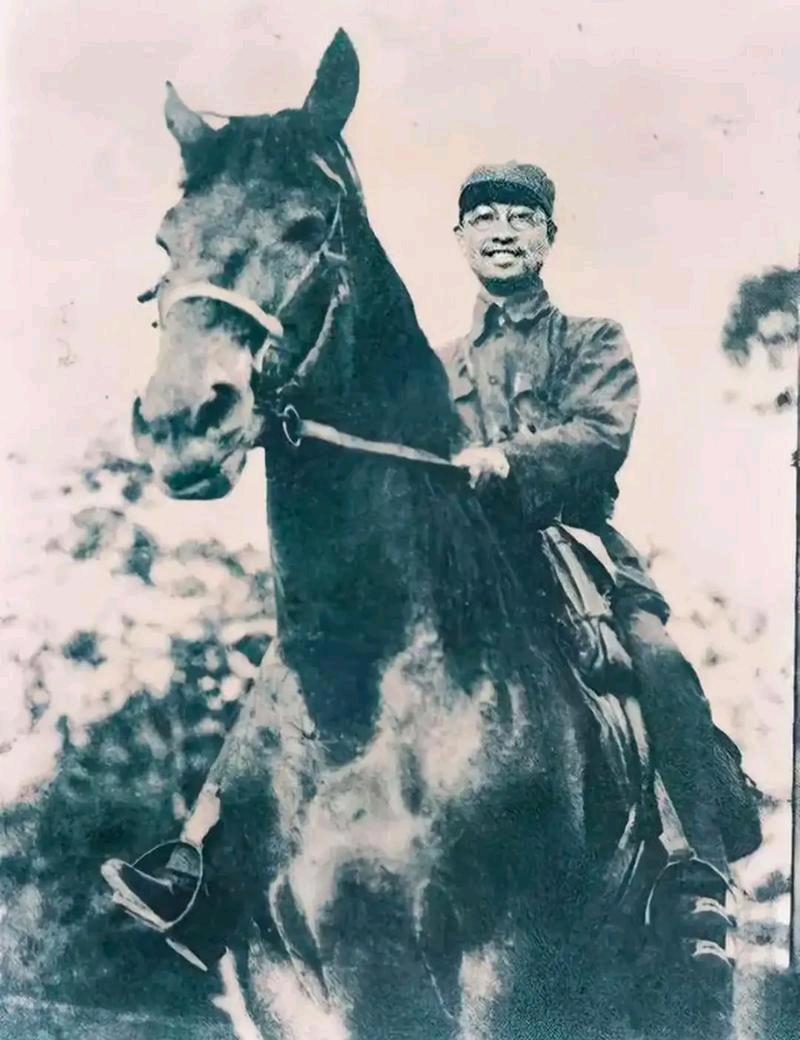 1949年4月，陈赓带着部队跨过长江，奔赴江西。半道上，他突然瞅见前面有一支部队