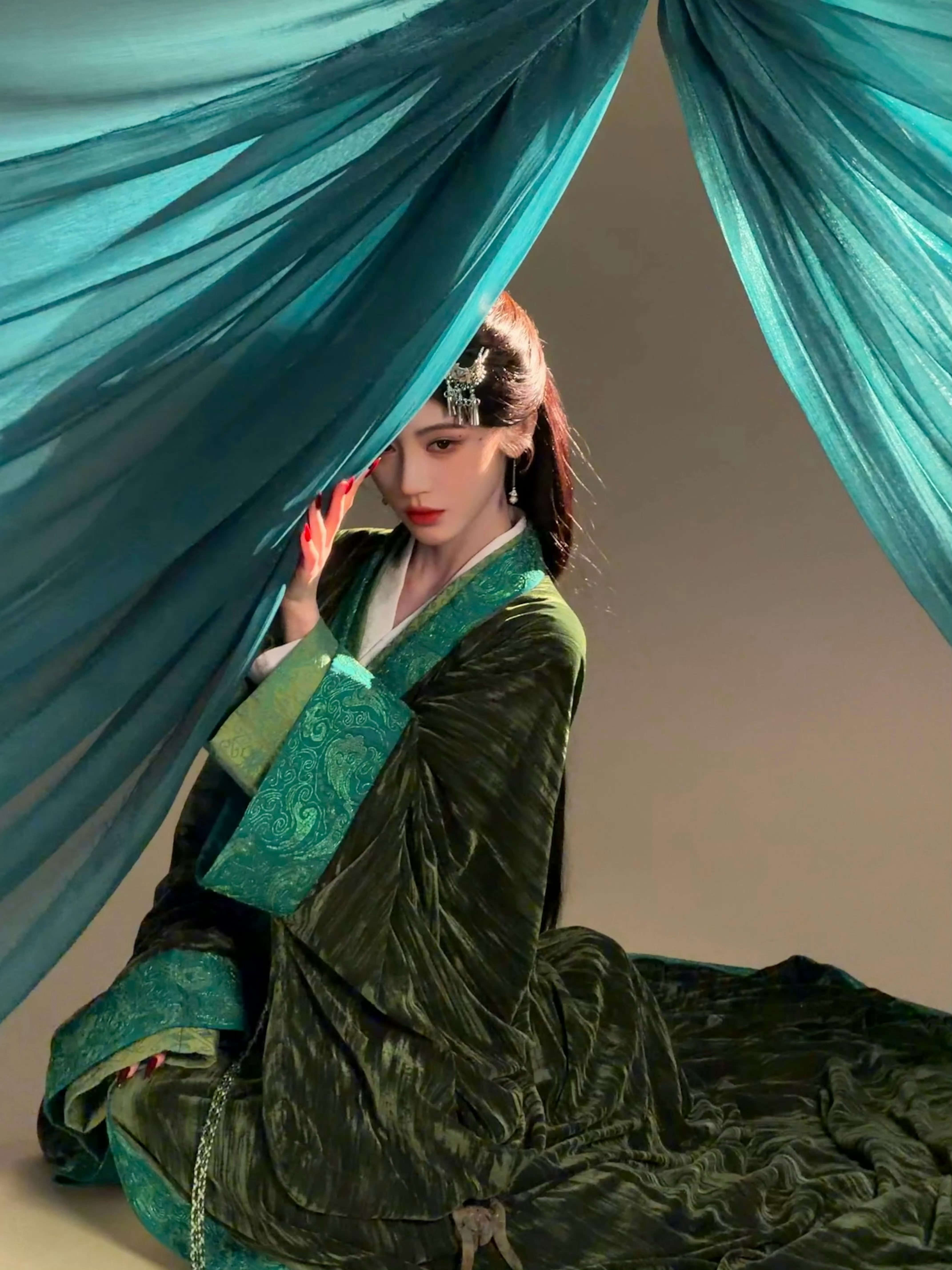 鞠婧祎问看月鳞绮纪了吗正在看呢，露芜衣