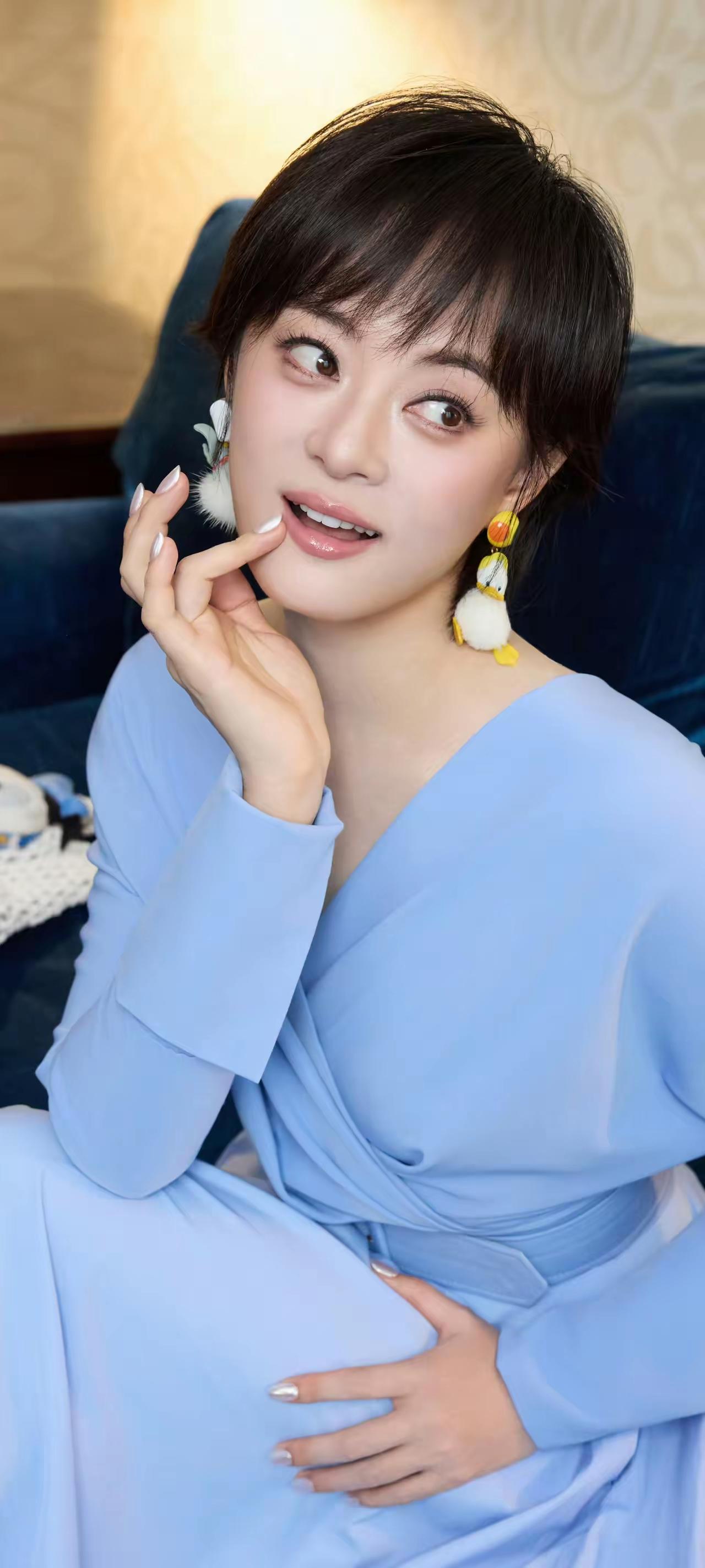 优雅蓝裙，甜美可人，轻松自在，
享受美好时光。孙俪