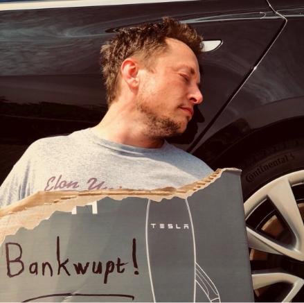 Model 3 旁边的照片。详情见下图。推特上写到，马斯克被发现昏倒在一辆特斯拉