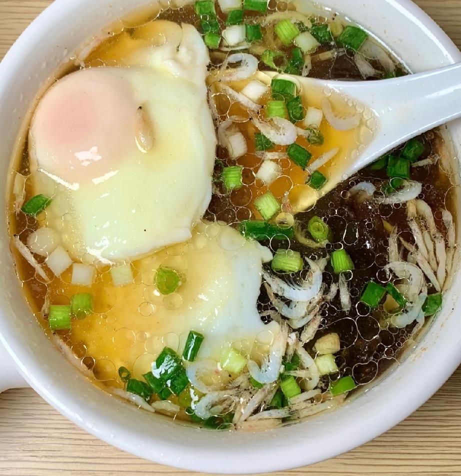 今天我的早餐依然是两个鸡蛋，只不过今天吃的不是水煮蛋，而是水煮荷包蛋。

我每天