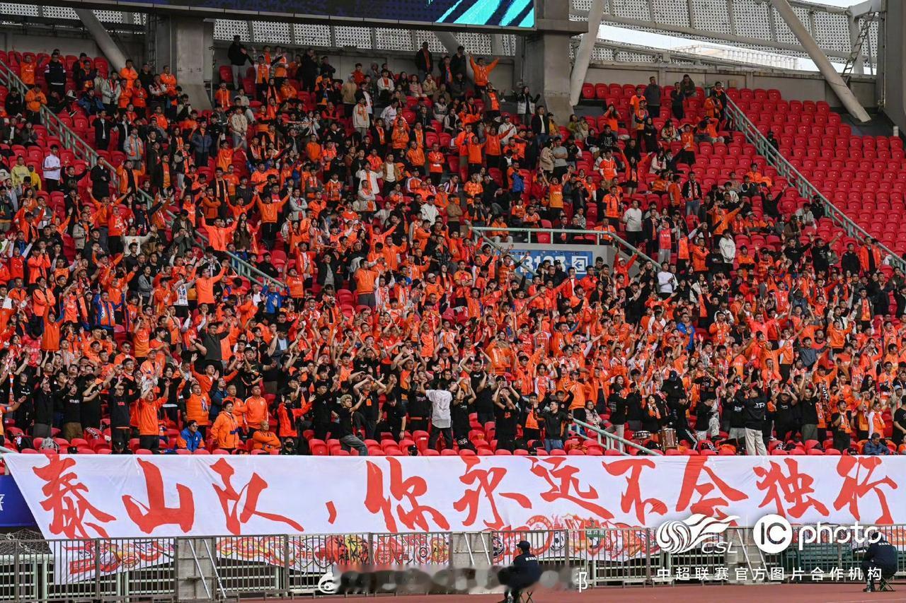 媒体报道山东泰山没有竞争过上海海港，引进青岛西海岸的年轻后卫杨希失败。这消息没经