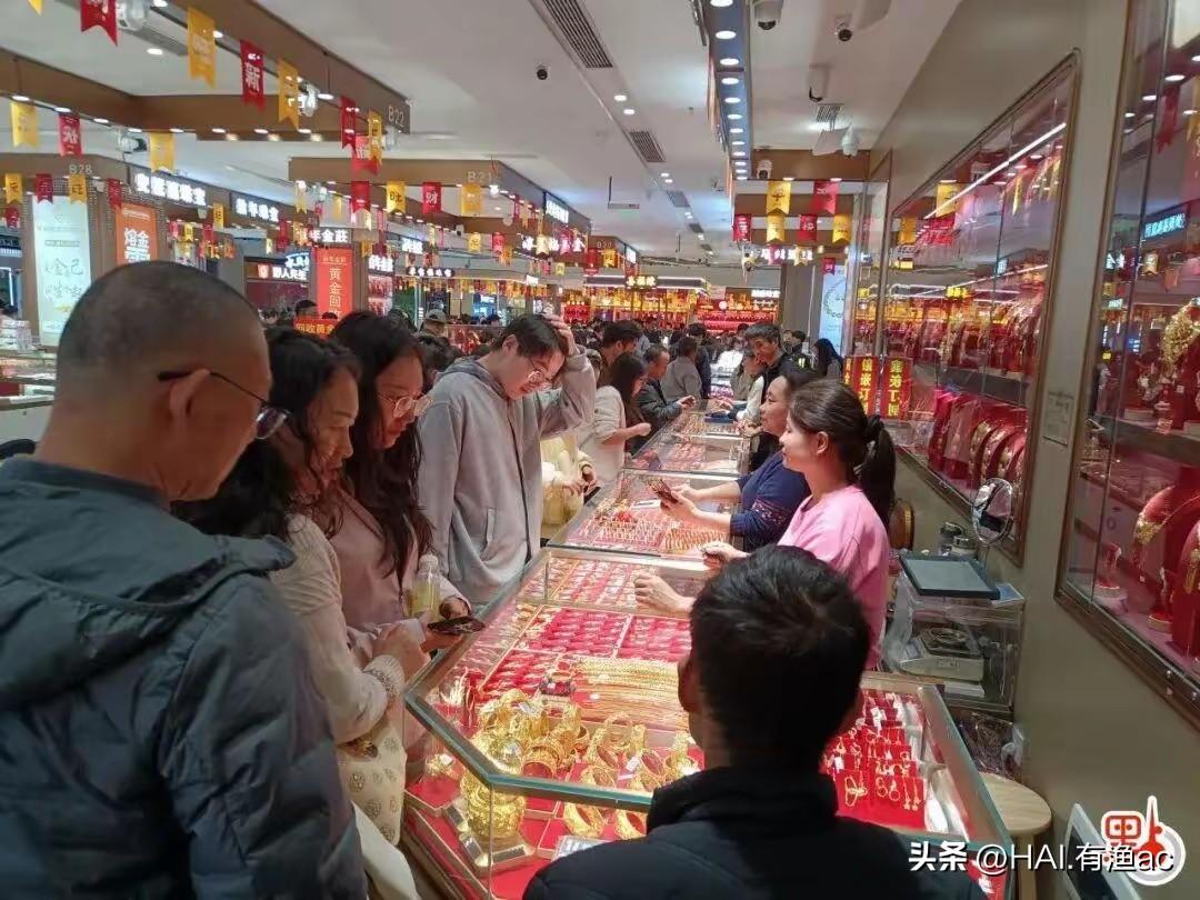 避险资产的经典"危机溢价"

中东战火点燃香港黄金热！市民冒雨排队买金，金价重返