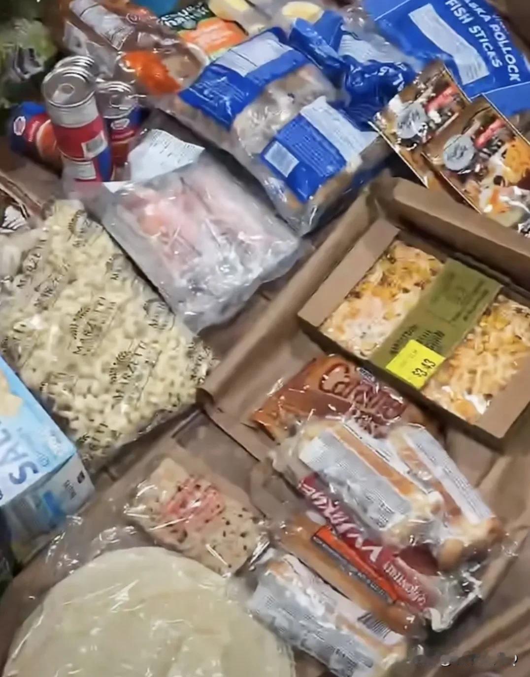 一位润到美国的人拍视频展示她在美国慈善机构领取的食物，用她的话，根本领不完，想要