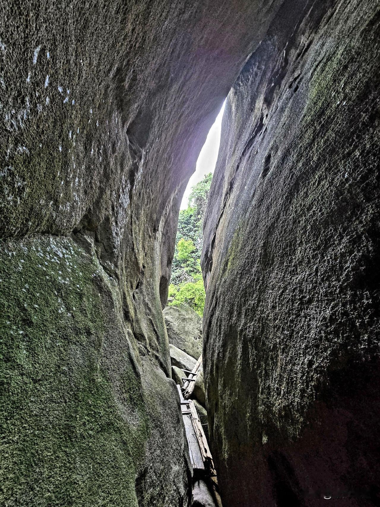 漳州天成山十八洞
危崖突兀接青冥，怪石纵横列画屏。
翠柏苍松凝晓霭，奇峰绝壑入云
