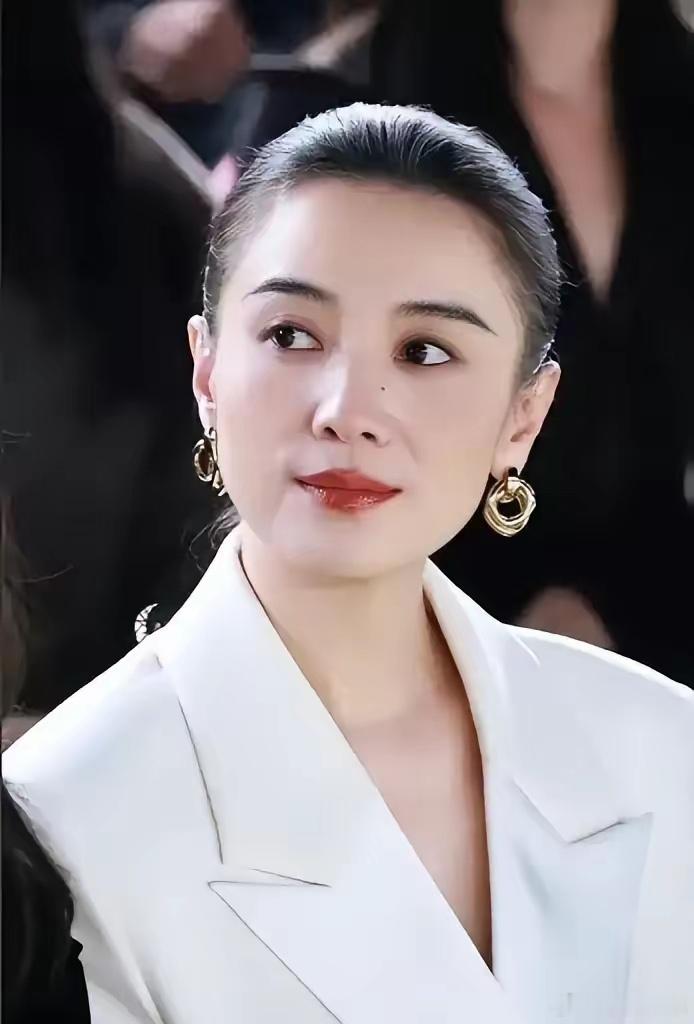我最搞不懂的人，就是宋佳了。明明已经45岁，不医美、不装嫩、不靠滤镜，眼角纹路大