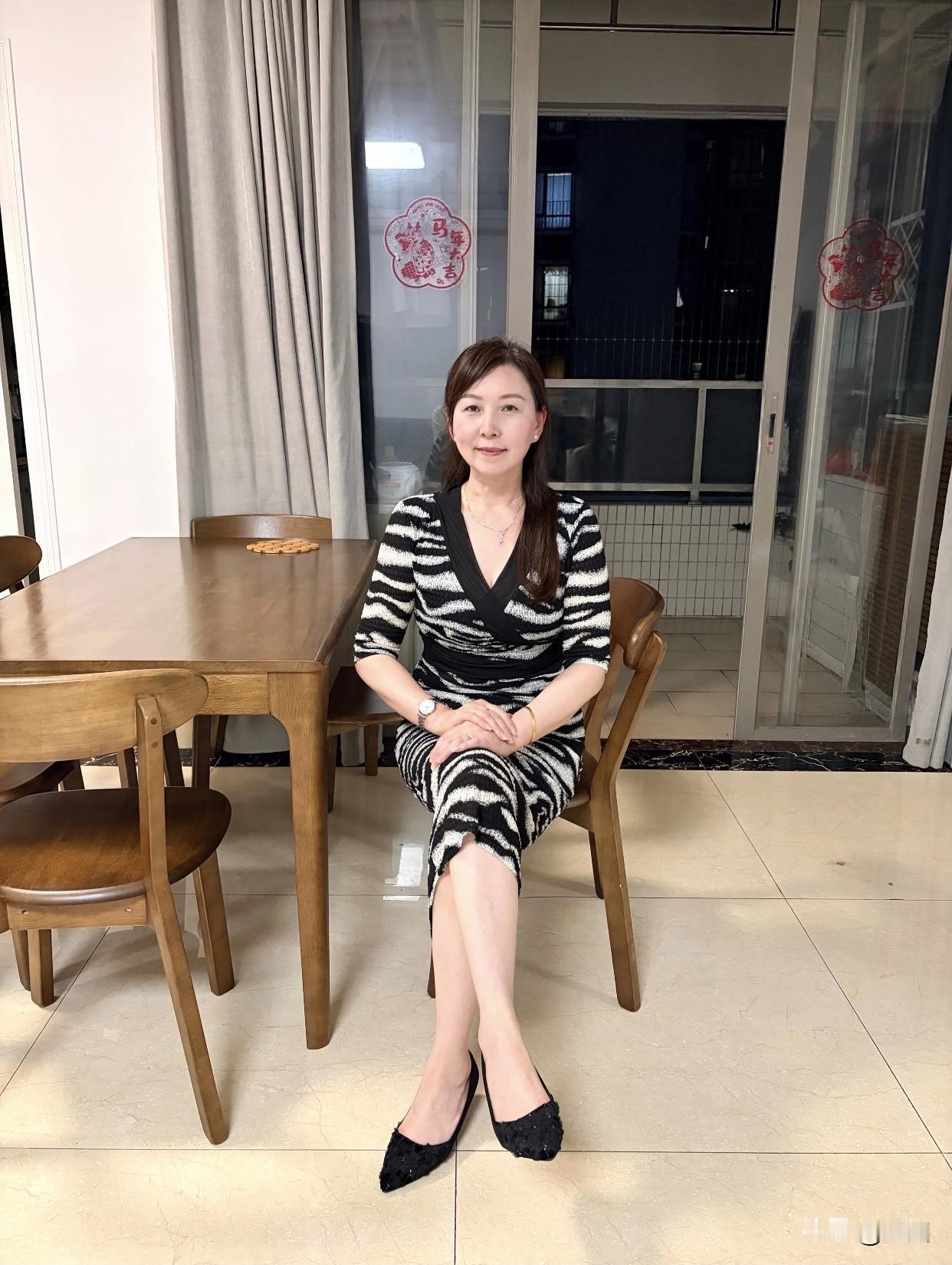 另外，那些有追求、有热爱，拥有自己小世界的女人也格外耀眼。她们不依赖他人，专注自
