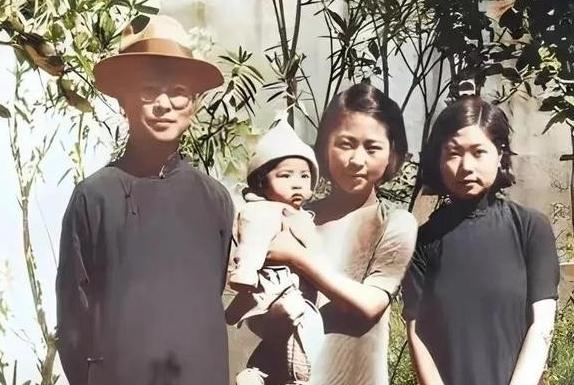 1949年，沈从文喝下煤油割腕自尽，被救下后，他想拉妻子的手，妻子却甩开了。后来