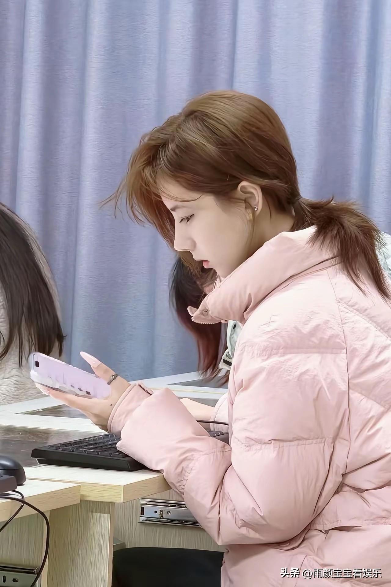 不得不说，上课玩手机，这的好吗？