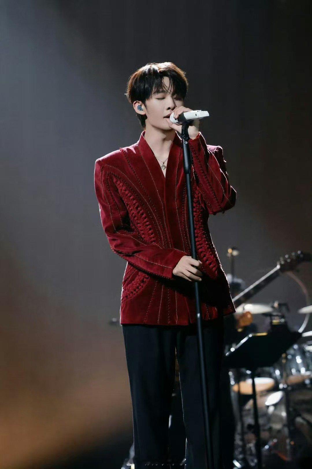 王赫野音综首唱新歌烂花声生不息王赫野《烂花》音综首唱实力炸场！直接封神的演绎，早