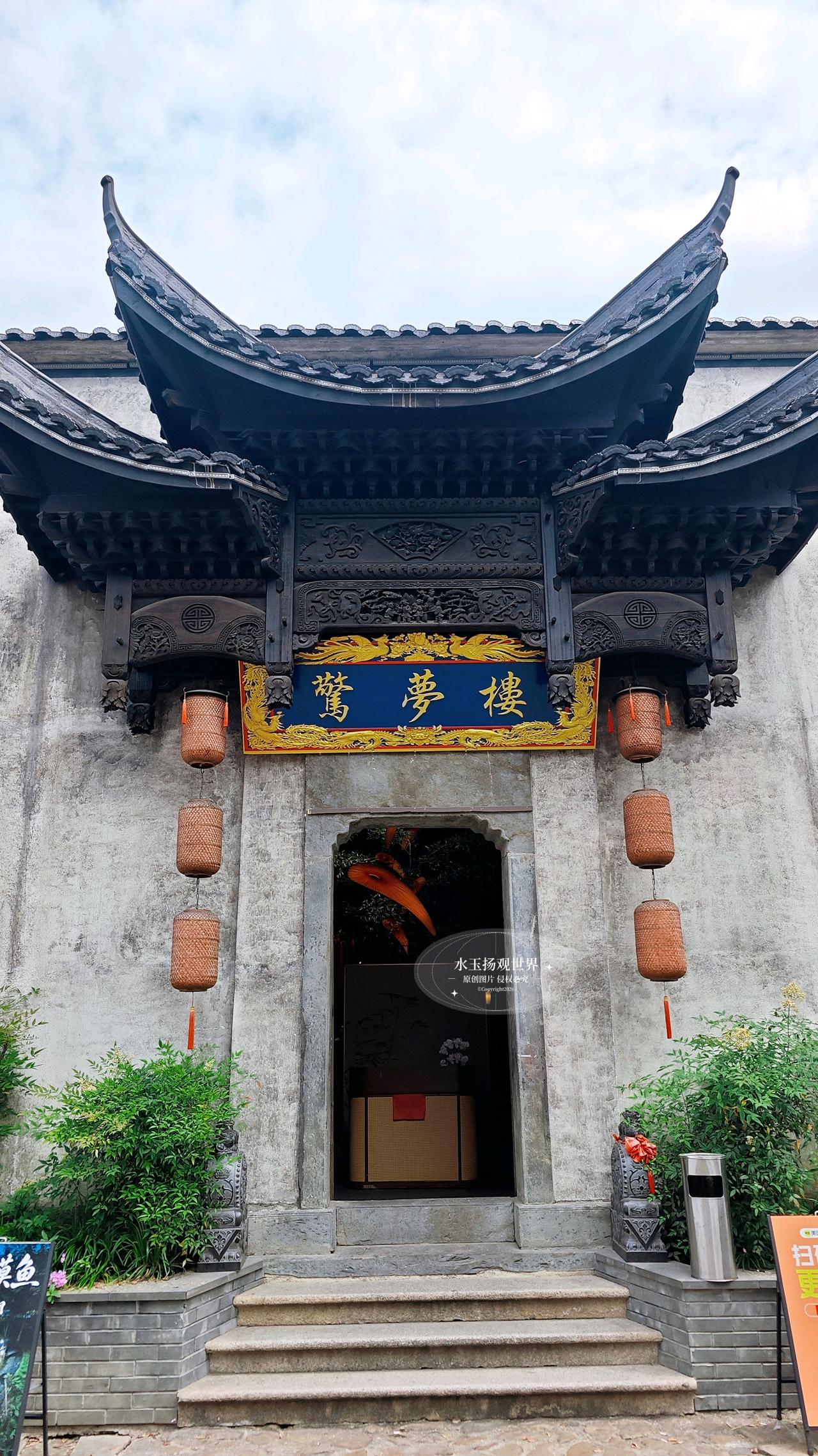 驱车离开安吉喧闹的竹海景区，没有去往人挤人的网红点位，我特意绕到孝丰的南门老街。