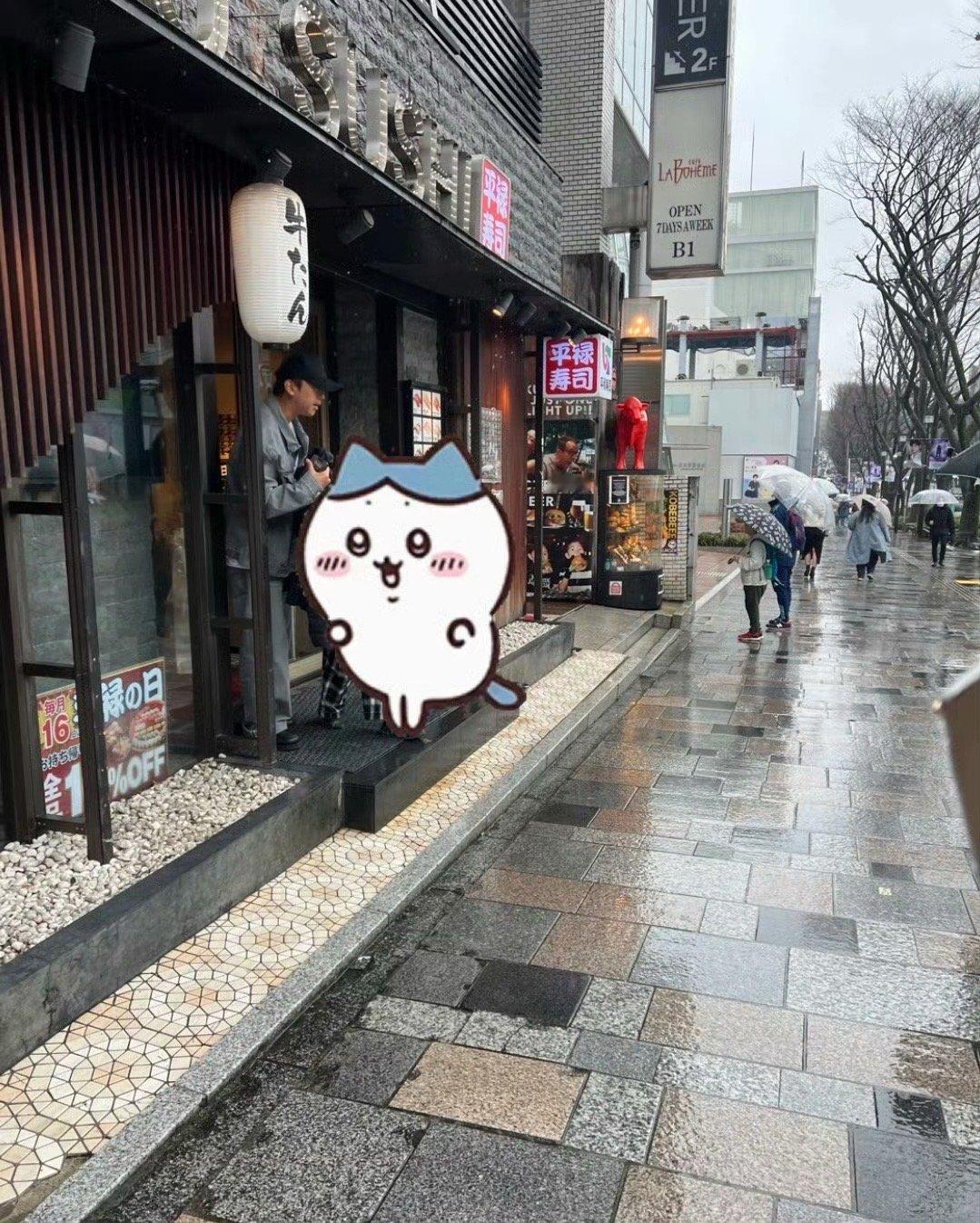 在日本偶遇邓超孙俪一家游玩太幸运了！有网友在日本偶遇邓超孙俪一家游玩，一家四口画