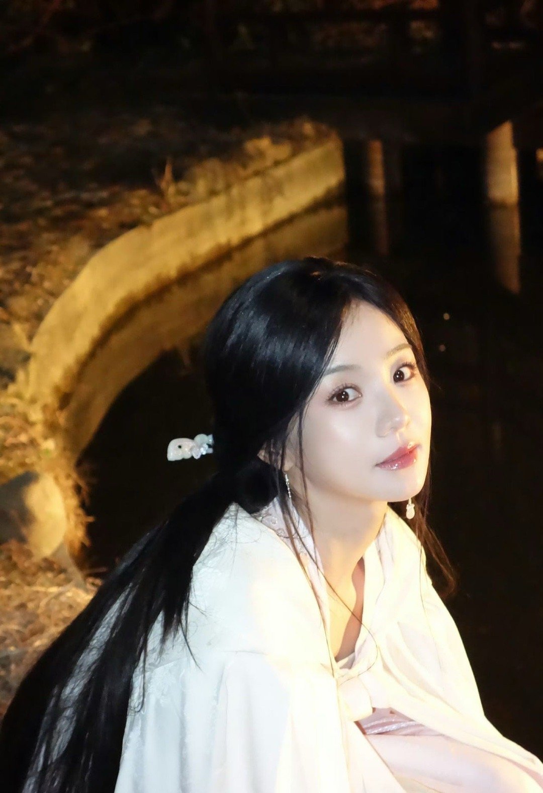 胡意旋这个出场好灵 胡意旋在《成何体统》里的出场太惊艳了，那水蓝罗裙衬得她如仙子