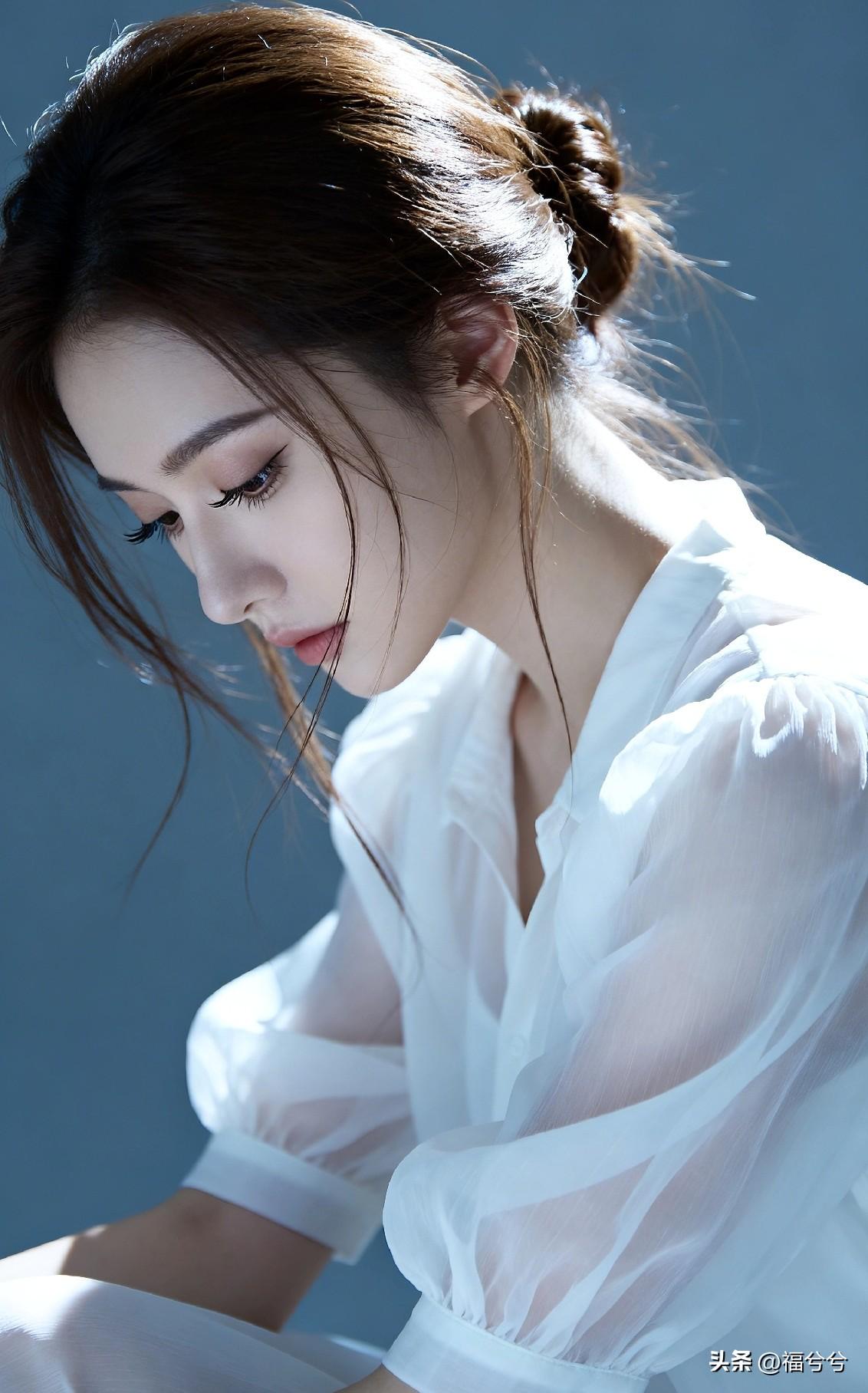 人到一定年纪慢慢看清
婚姻、钱财、情爱都不是刚需。

最难得的是一份精神寄托
有