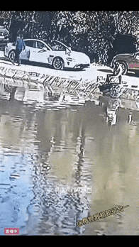 车主开着一部新车，到钓鱼场去钓鱼的时候，想显摆一下自己的新车的智能停车这个功能，