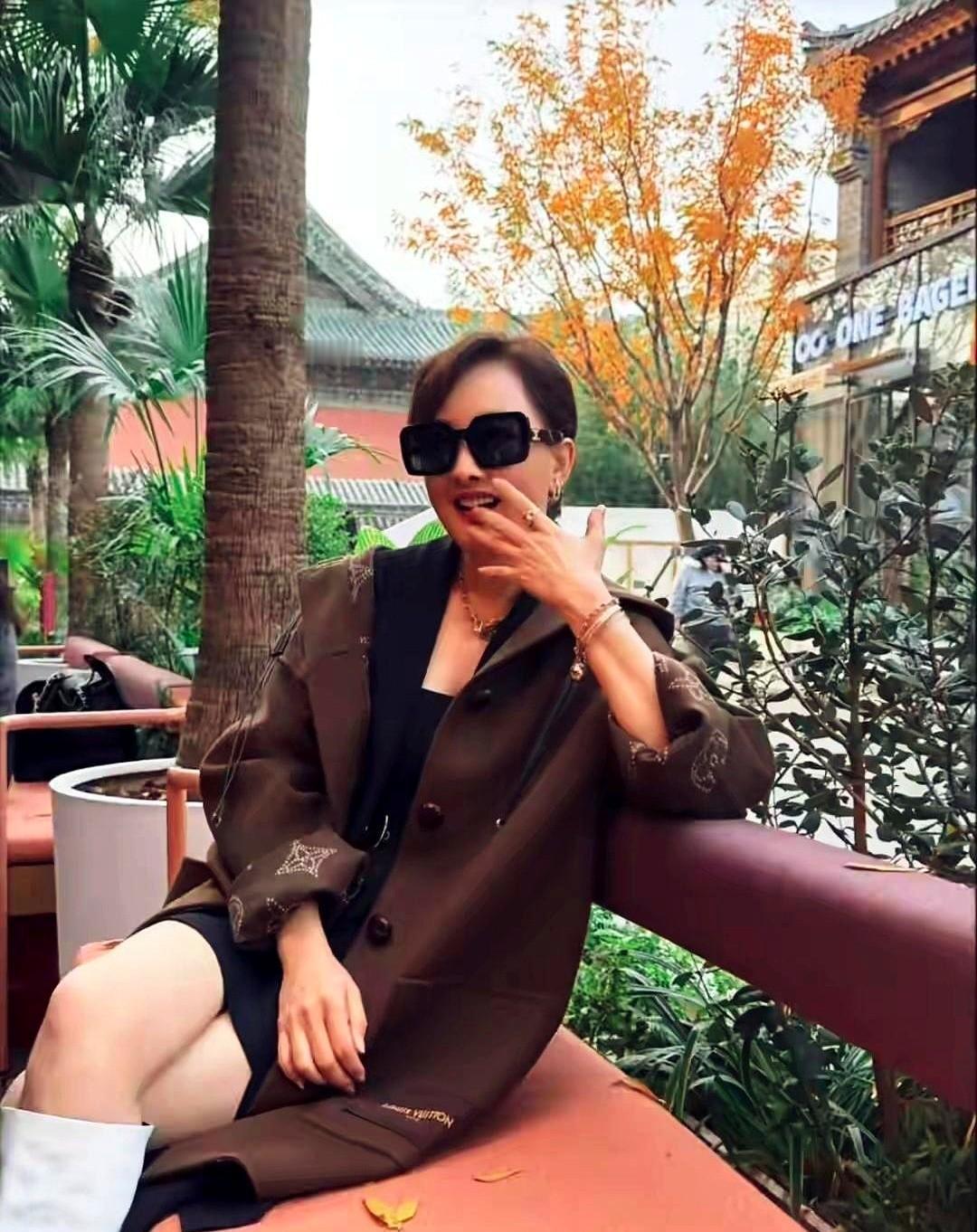 谁敢信这是53岁的牛莉？
穿个过膝白靴配短裙就敢炸街，这腿简直比20岁小姑娘还顶