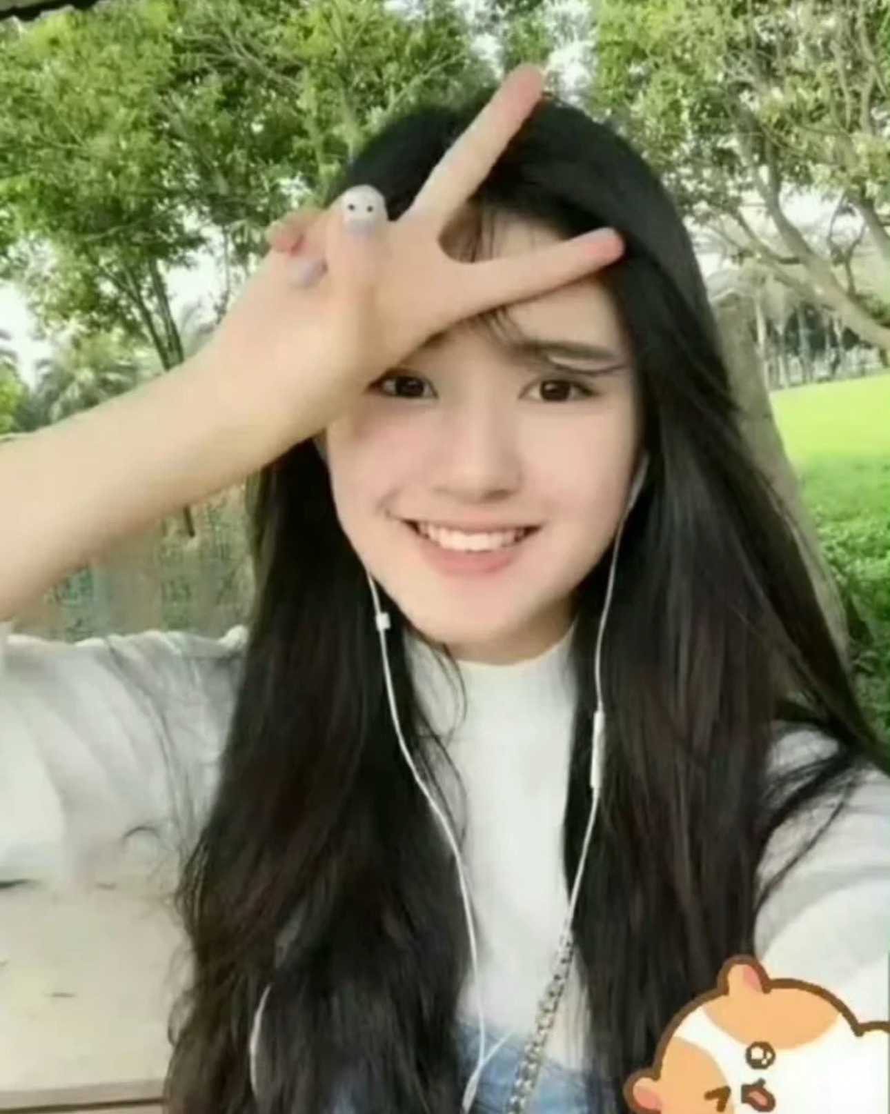 赵露思这完全就是校花水平的，早期又漂亮又自信 