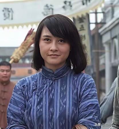 知道厉娜是歌手出道，没想到早期还拍过戏（我真没看过她的戏）。换了发型后，初看她的