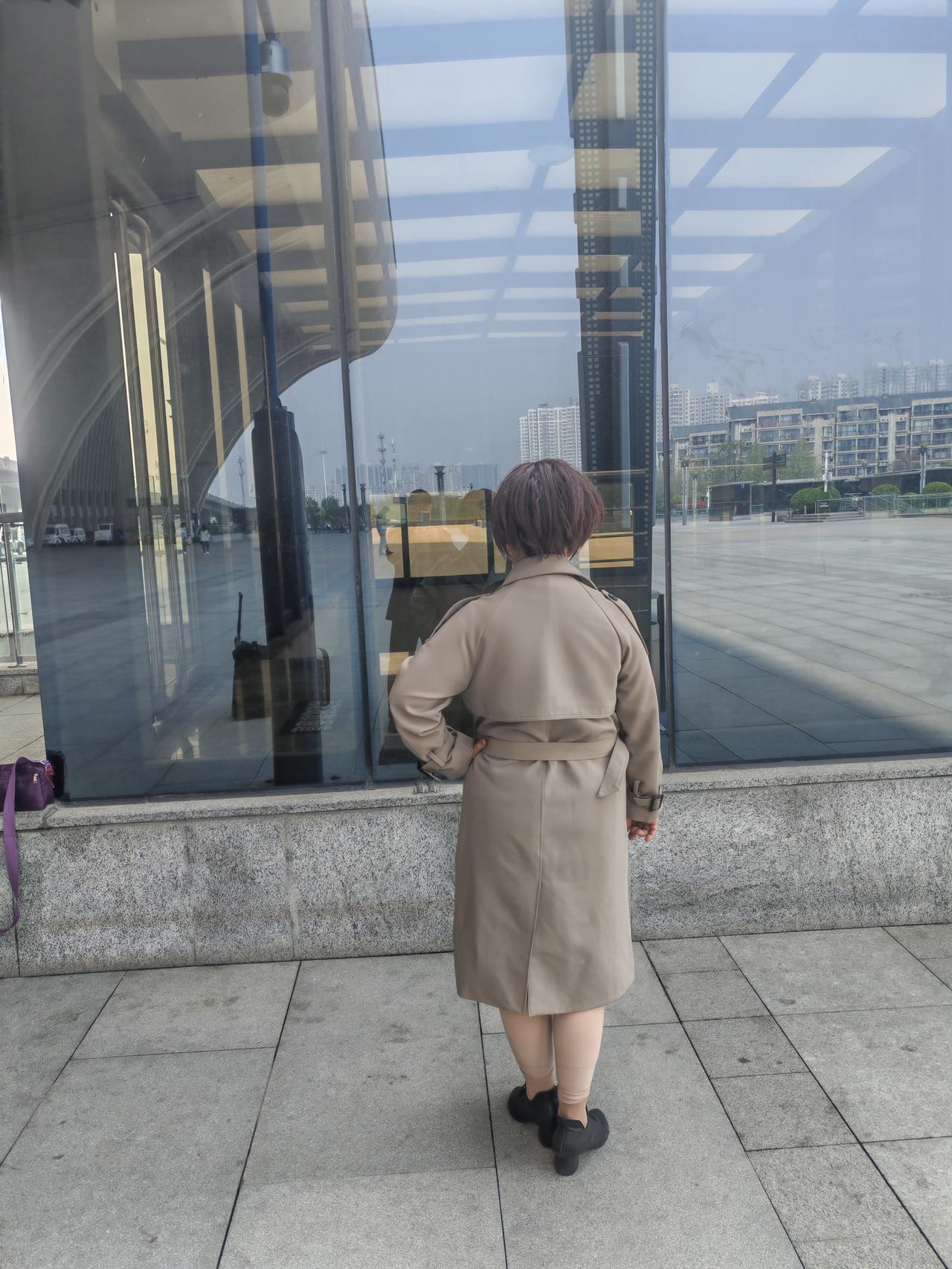 一个大龄剩女，半夜里睡不着，眯着眼，脑海里想象着，今年的大年怎么过？
窗外的烟花