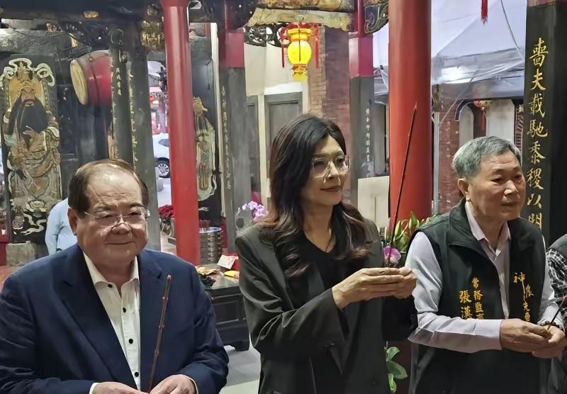 郑丽文将被换掉？

这消息根本就是假的，故意带风向骗人。
说是秘密开会密谋，转头