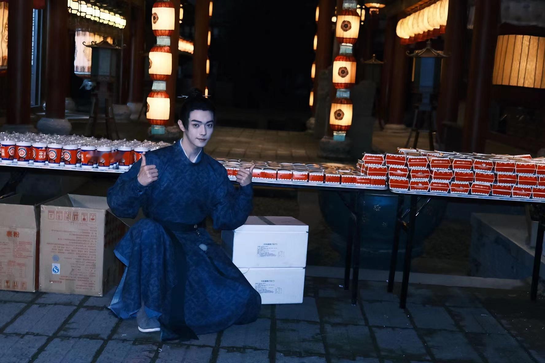 #许凯请子夜归剧组吃中国汉堡# 许凯化身“美食推广大使”，为《子夜归》剧组带来独
