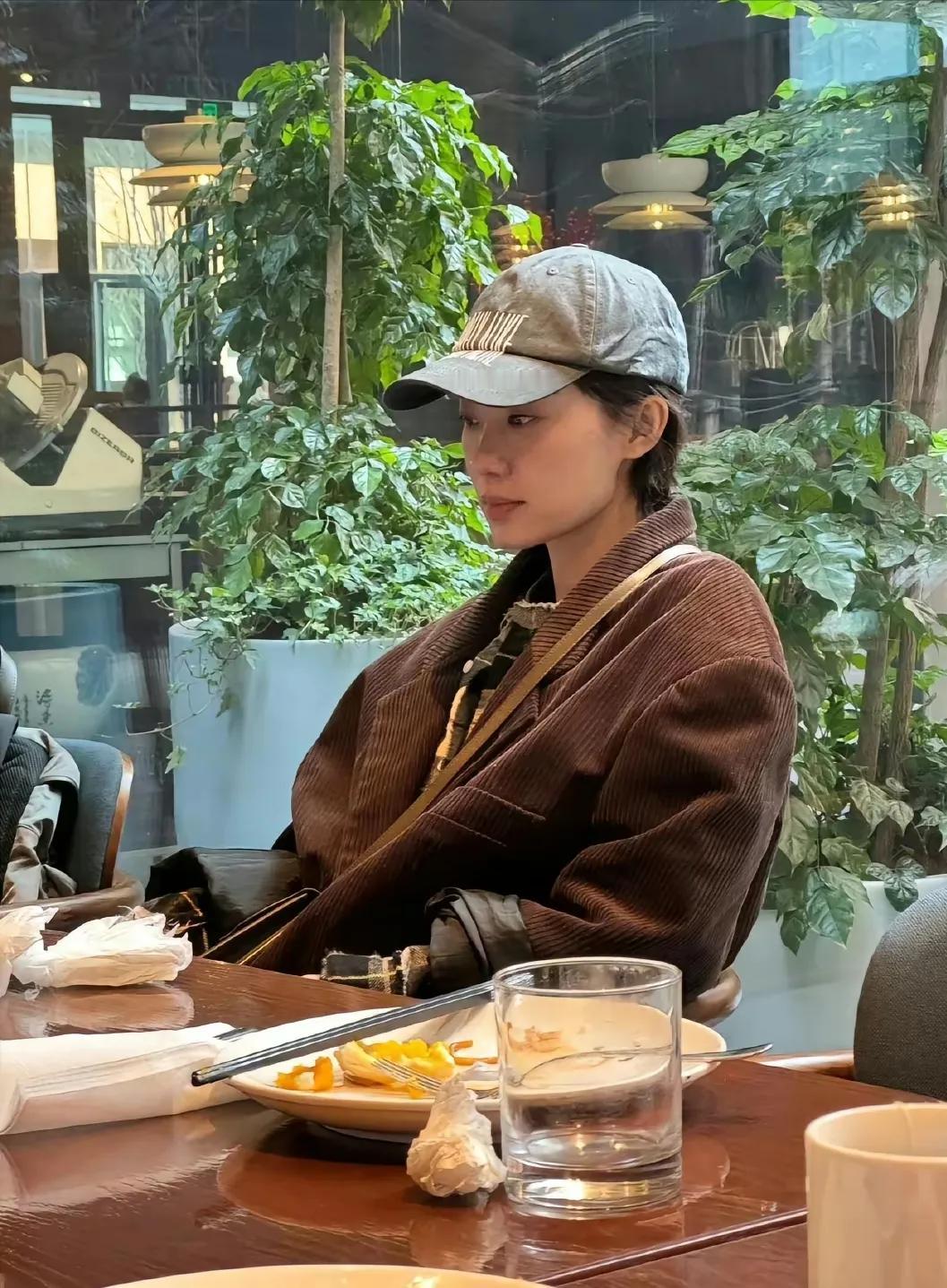 景德镇偶遇张小斐，本人好温柔呀，很低调的感觉，而且感觉她特别充满文艺气息，随手一