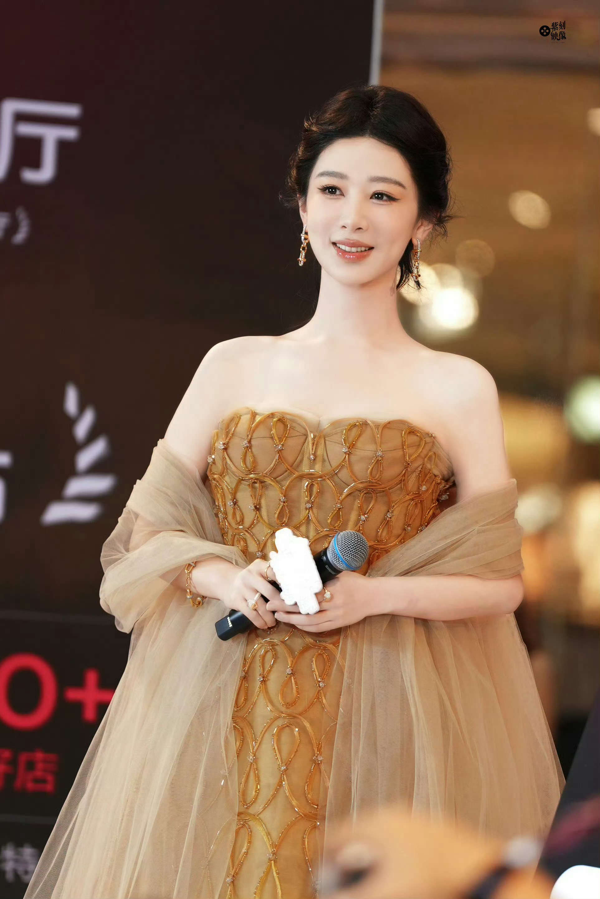 杨紫金色闪钻高定Phan Huy 2026春夏高定视后杨紫解锁全新品牌高定