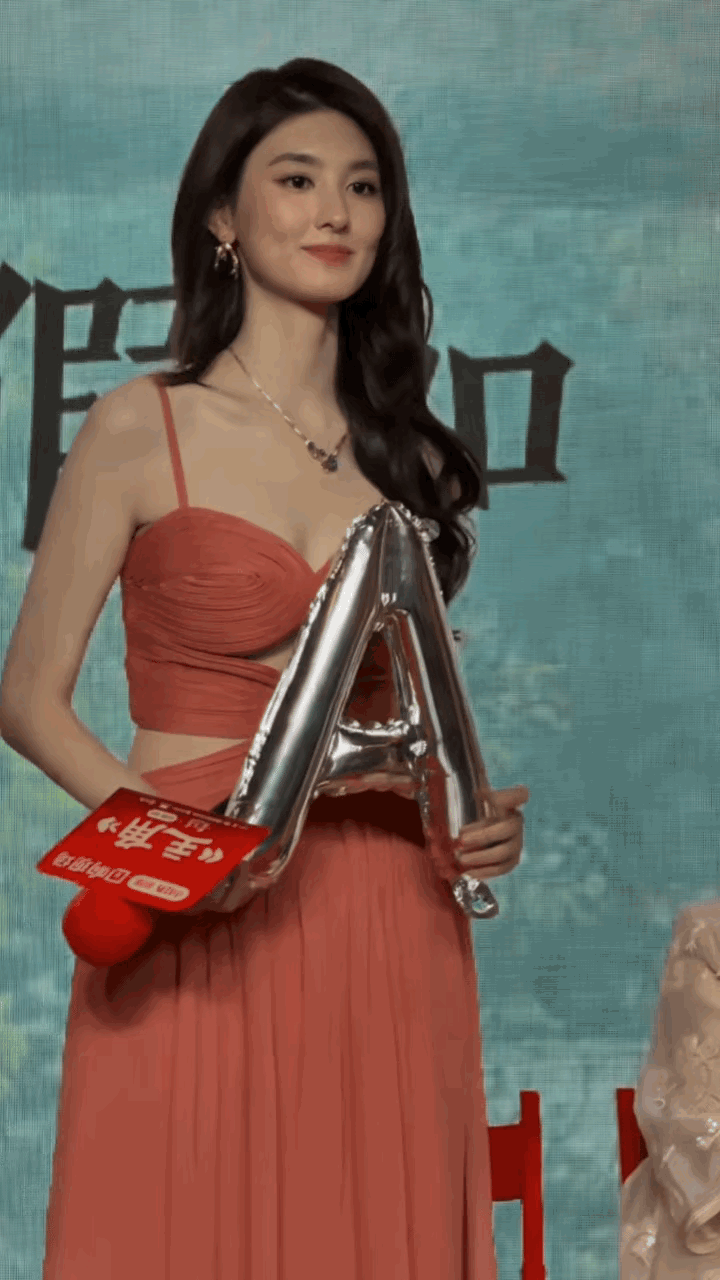 韩沛颖的外形和身材都挺出众，日后应该能大火吧？

她有着一双明亮的大眼睛，仿佛藏