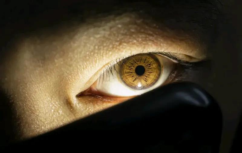 近视的人真得少吃甜食啊！最近“每一个近视眼都该控糖了”冲上热搜。吃太多甜食，真会