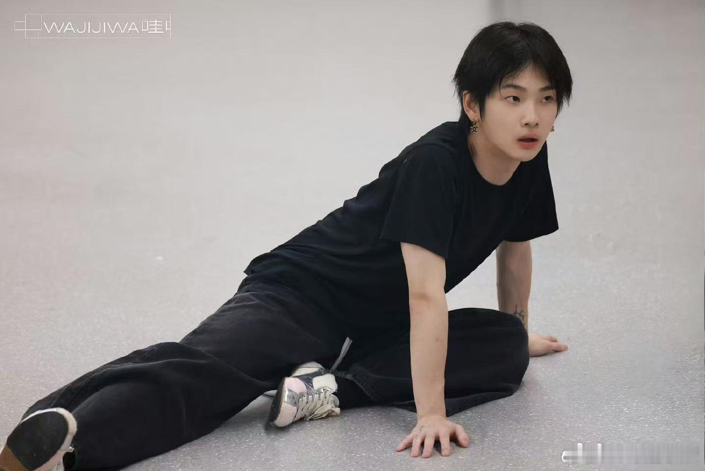 周震南南京演唱会倒计时 周震南南京站倒计时4天！这舞美概念太绝了，光看预告就感觉