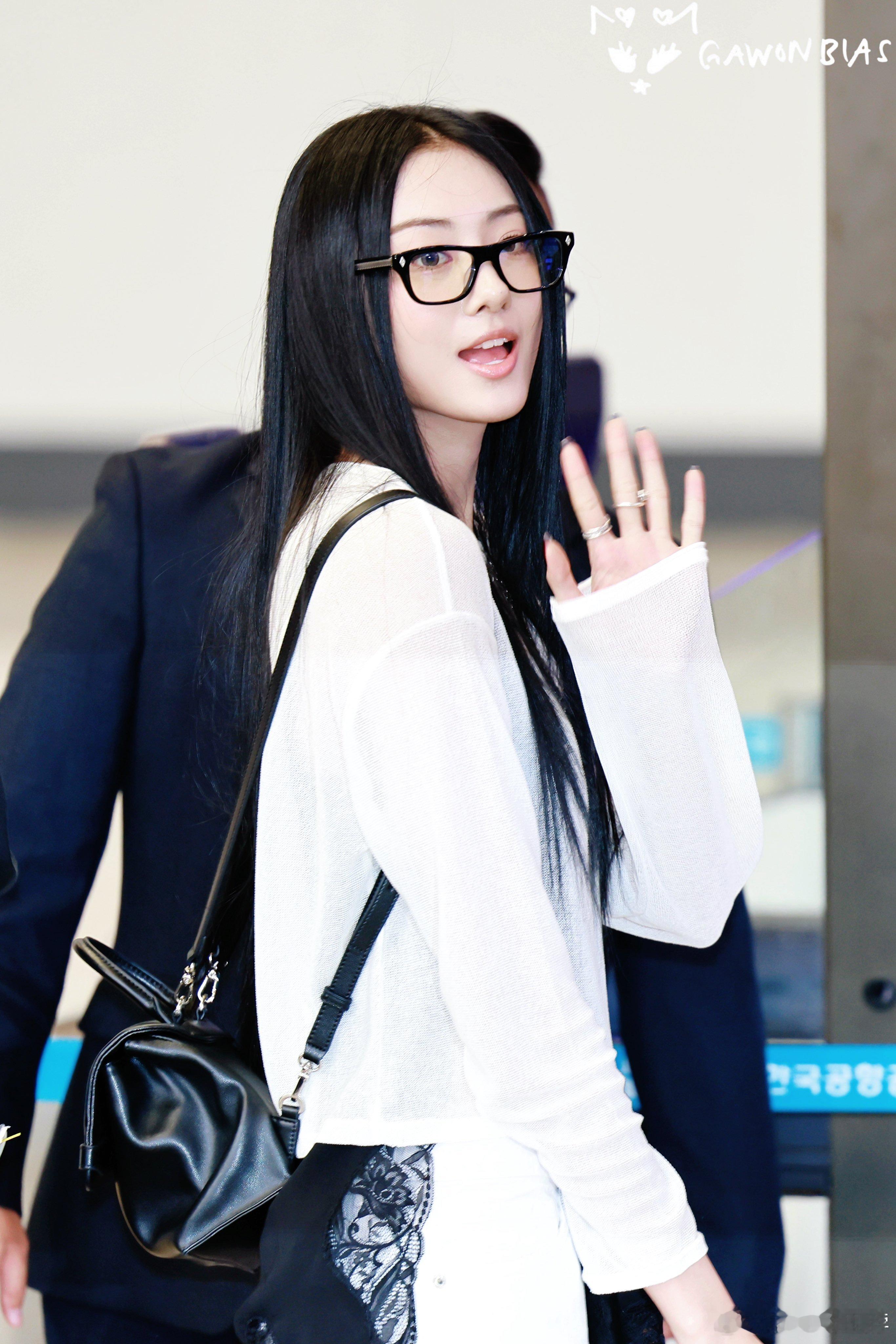 meovv今天的机场图，五位女模太美了 