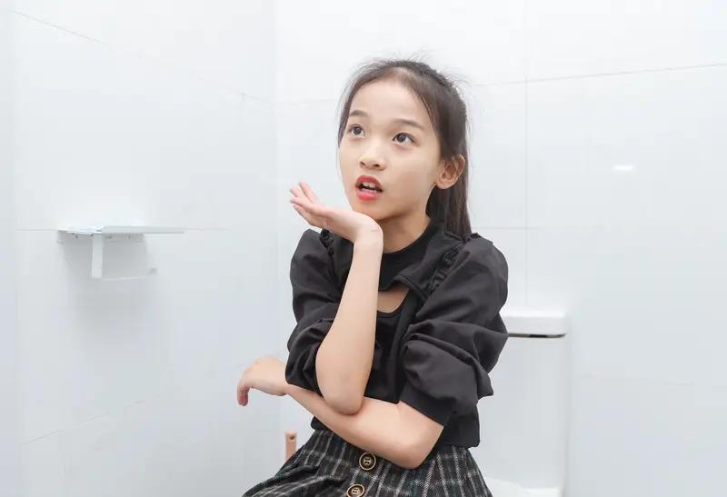 11月27日福建发生的这事真是让人惊掉下巴。女童在卫生间泡脚，爷爷进去就上厕所，