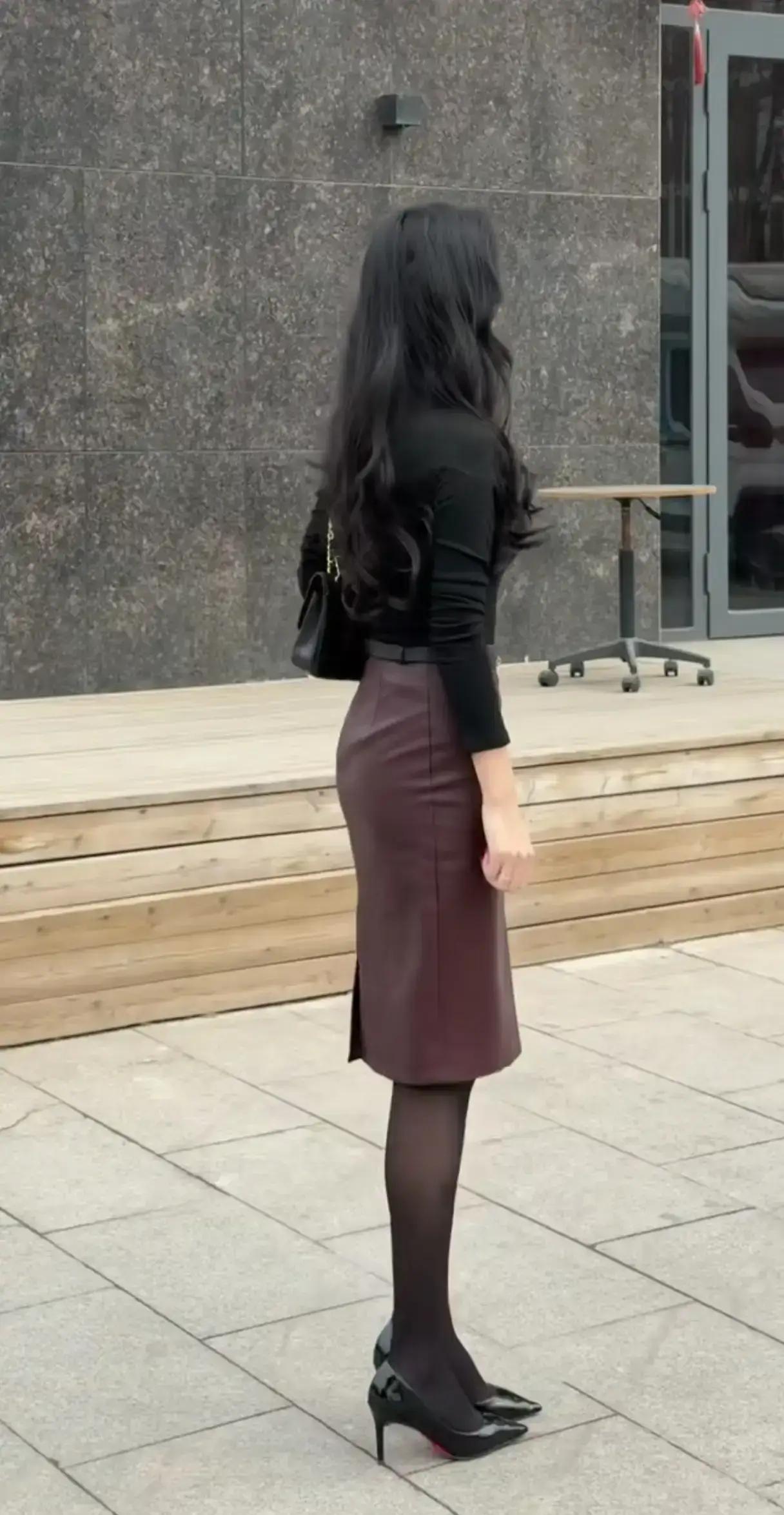 忙碌的工作，疲倦了很久，终于等到了休息。
只有夜晚是我们我们的自由，想做点自己喜