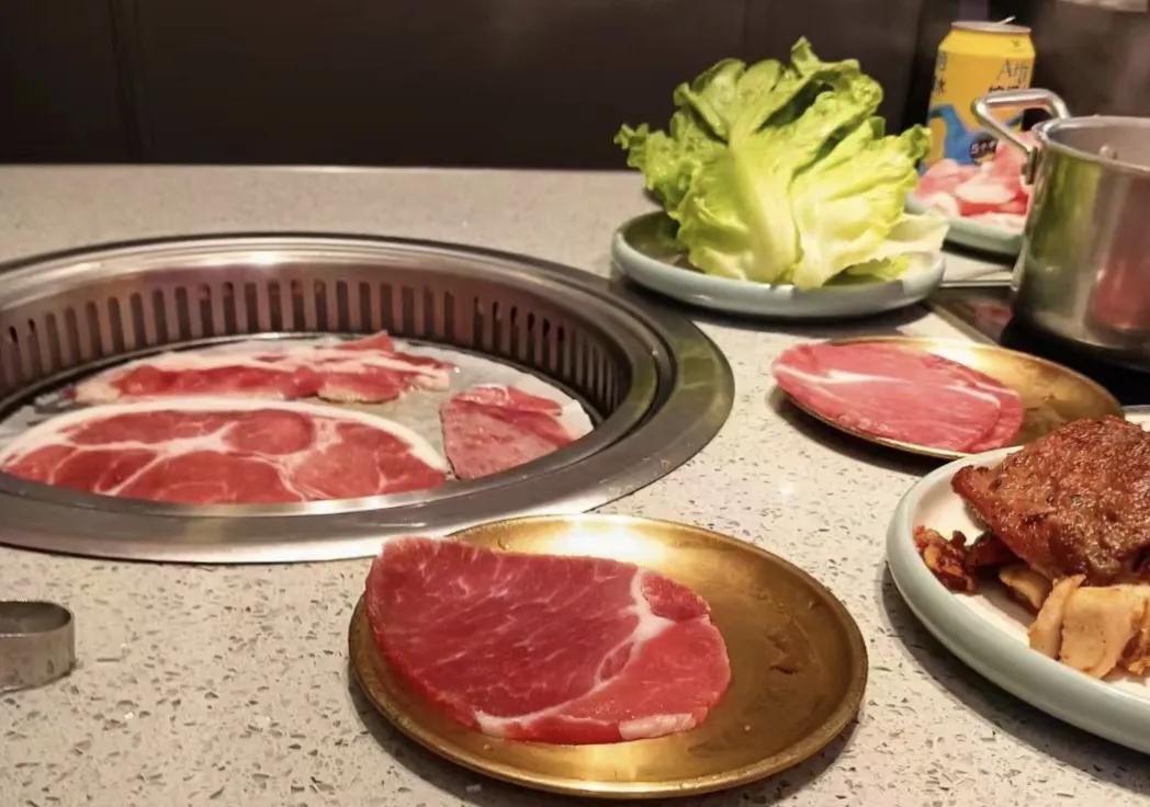 我最喜欢杭州自助餐，60元一位，随便点几份雪花牛肉，吃几份青菜，已经吃够本，老板