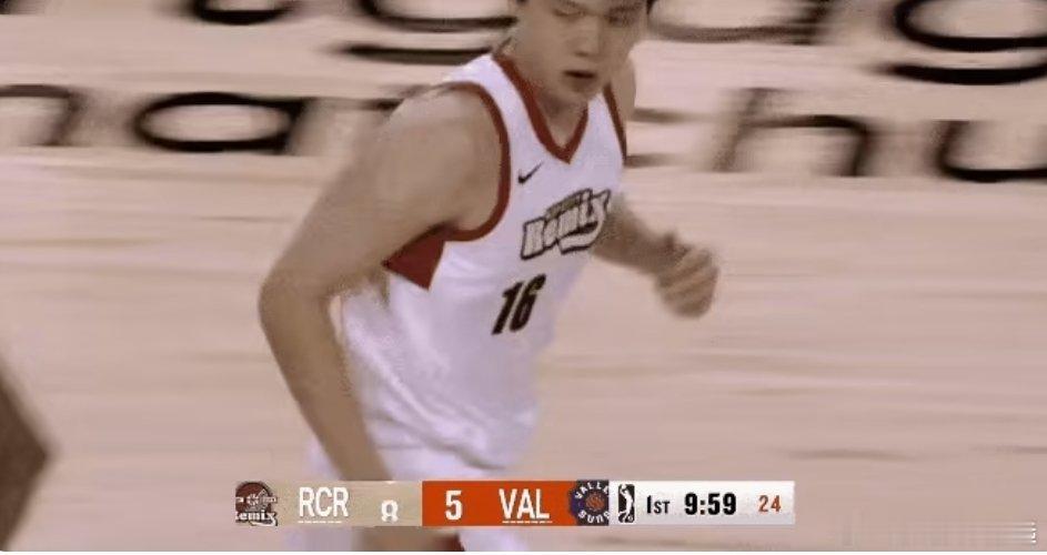 杨瀚森首发出场贡献惊人暴扣！时隔多少天已经记不清楚了，杨瀚森终于又打上比赛了，而