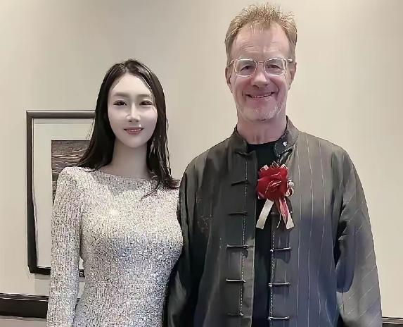 差距太惊人了！加拿大籍的“大山”在中国生活了将近20年，迎娶温柔漂亮的重庆妻子甘