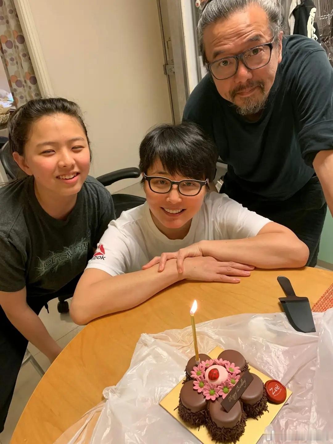 张延离婚后罕晒母女合照，21岁女儿像妈妈，得知父母离婚称没意见 ​​​