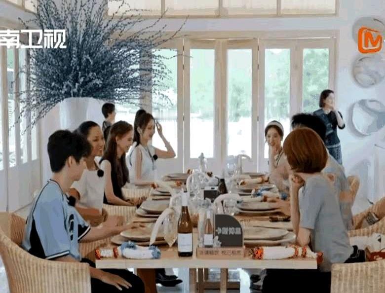 《中餐厅》第十季清迈饭桌高光瞬间，瞿颖不相信黄晓明没做筹划，夸昆凌眼睛好看，姜妍