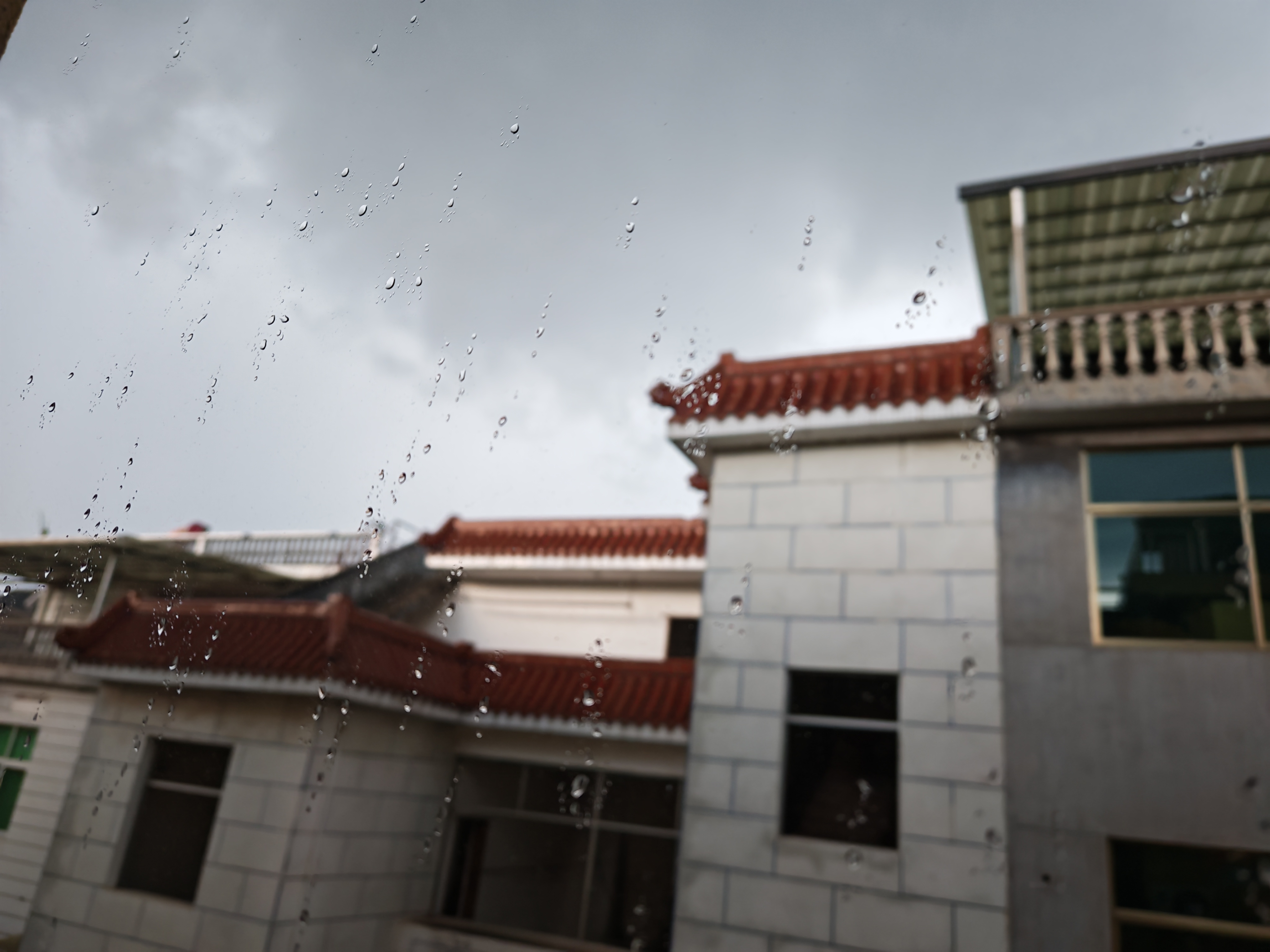 突然电闪雷鸣了太棒了本来约好小伙伴出去买零食，雷阵雨可是不可抗力，不用出门了
