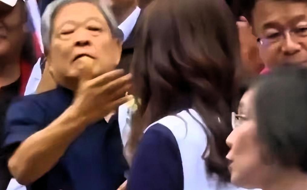 直播镜头全程记录！老县长范振宗当众直指郑丽文鼻子放狠话，现场气氛瞬间冻结
 
前