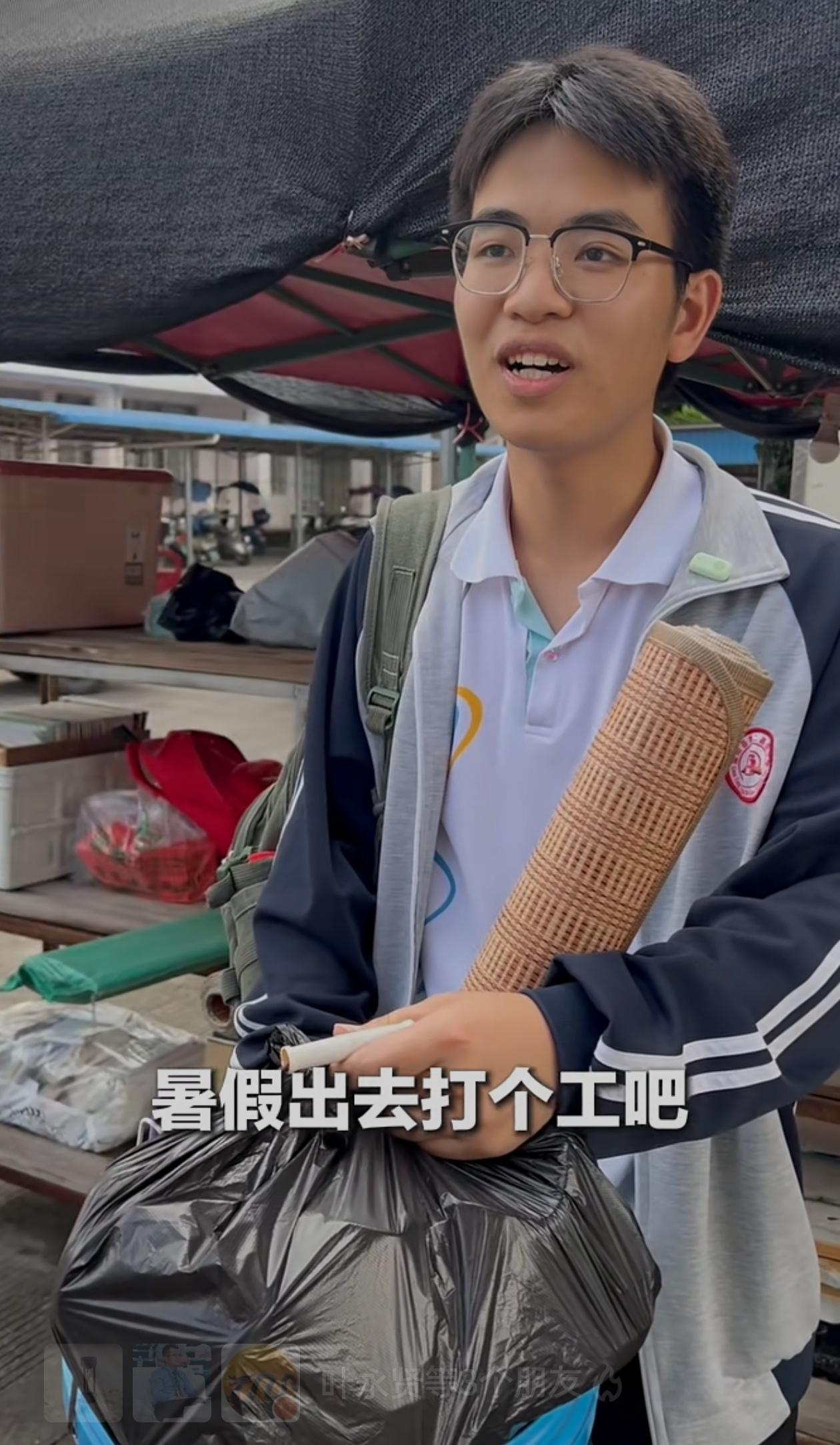 高考结束不躺平！带着用了四年的机油桶回家，少年打工挣生活费，凌云志终会开花
