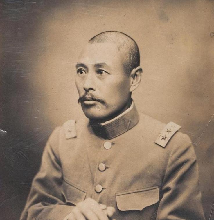 1927年6月，吴佩孚在逃往四川途中，遭遇土匪袭击，秘书长张启煌被打死。吴佩孚抱