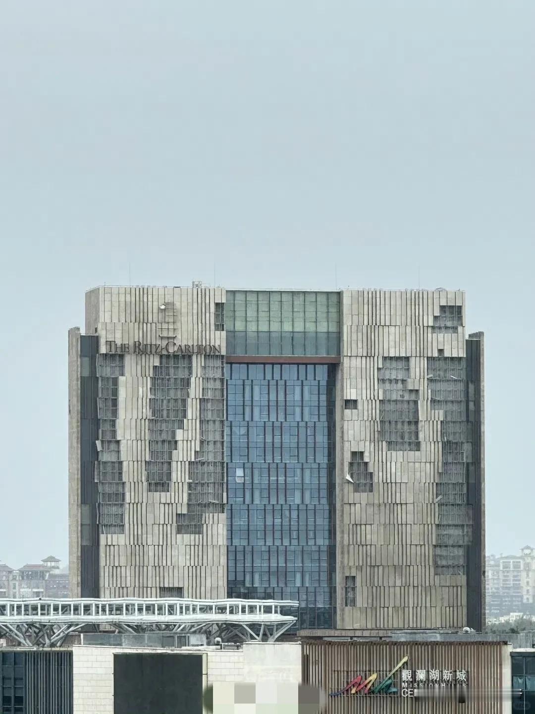 据说，这是台风过后的海口丽思卡尔顿酒店，被“摩羯”台风一顿“摩擦”，简直面目全非