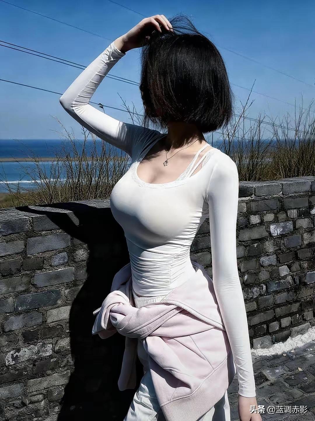 海边漫步，阳光下的时尚穿搭