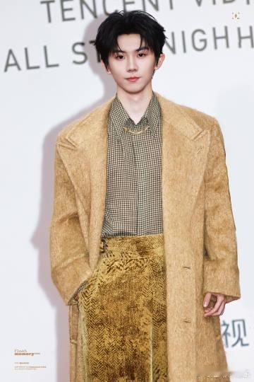 马嘉祺名利场贵公子 每次看到马嘉祺在名利场的照片，我都忍不住感叹他的颜值和气质。