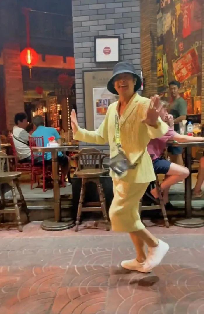 印小天这行为真是一言难尽！
天天在国内尬舞还不尽兴，现在又跑到国外去跳了！就算自