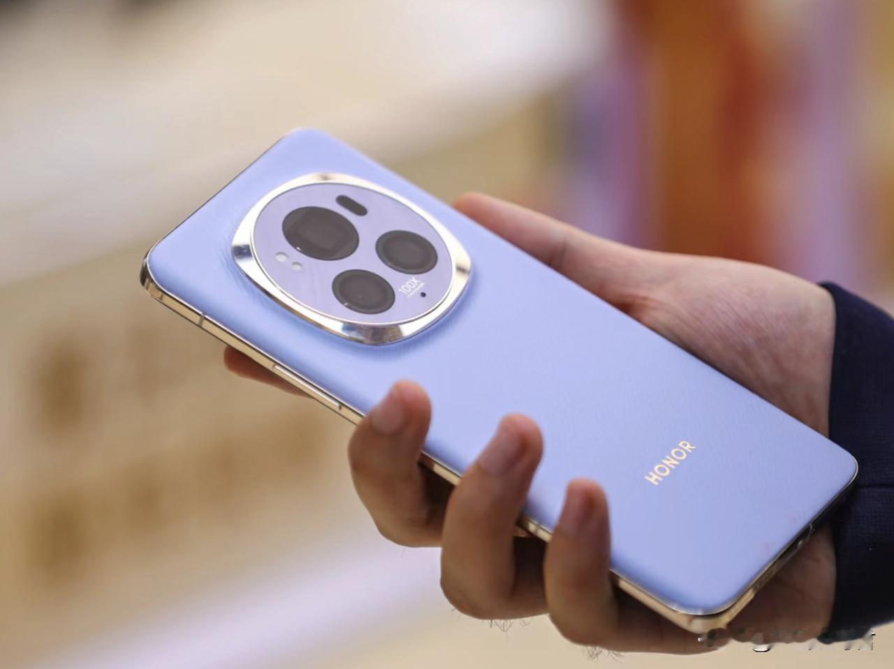 荣耀Magic6系列这次是直屏与曲面兼得
    这次我去线下看了一下荣耀Mag
