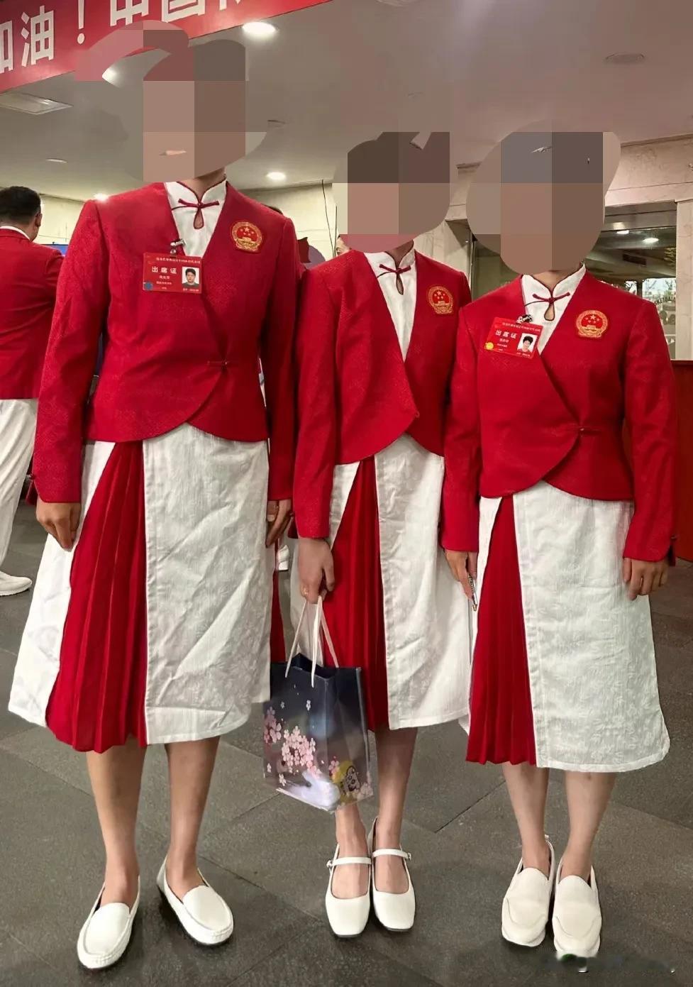 表彰大会时几个知名运动员在合影，具体是谁，你自己猜猜看，我想说的重点是这条绝对是
