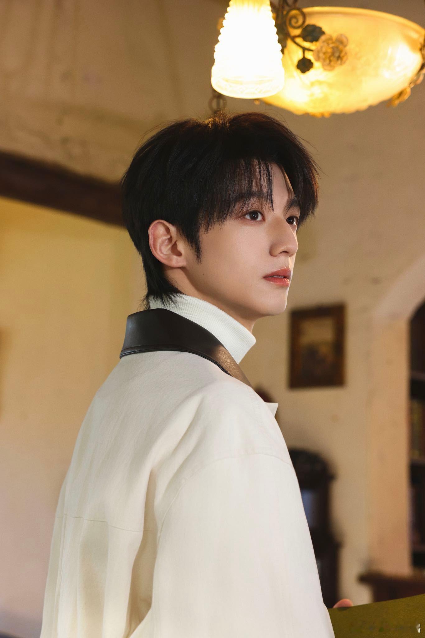 赖伟明本人好帅 救命！赖伟明的帅是那种越品越上头的类型！舞台上气场全开硬控全场，